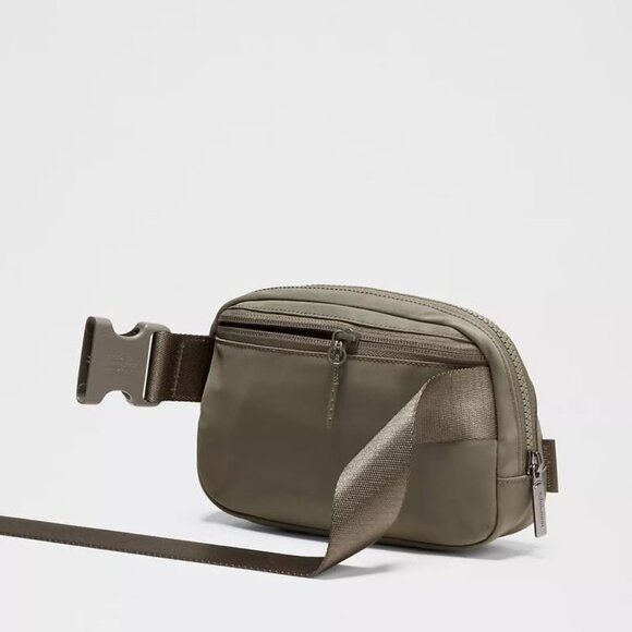 Lululemon Everywhere Belt Bag 1L in Army Green, BNWT - Picture 4 of 7